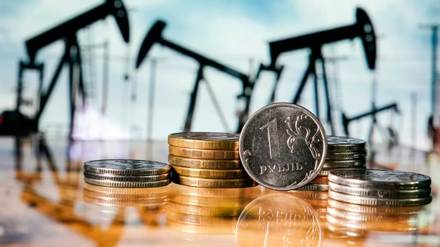 Правительство обсуждает корректировку правил выплат нефтяникам из бюджета. Как это скажется на ценах на АЗС